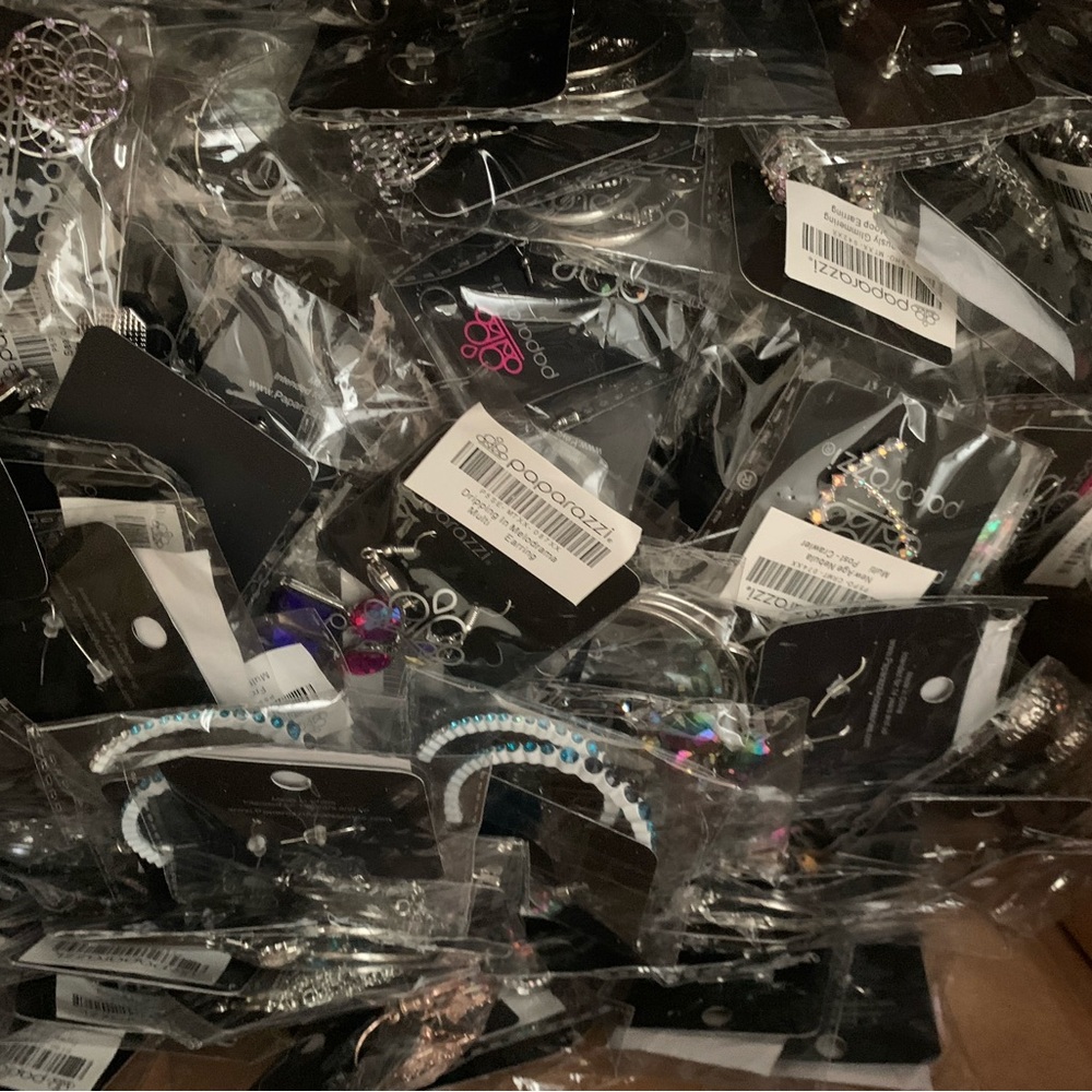 Paparazzi mystery boxes of 25 pieces or more